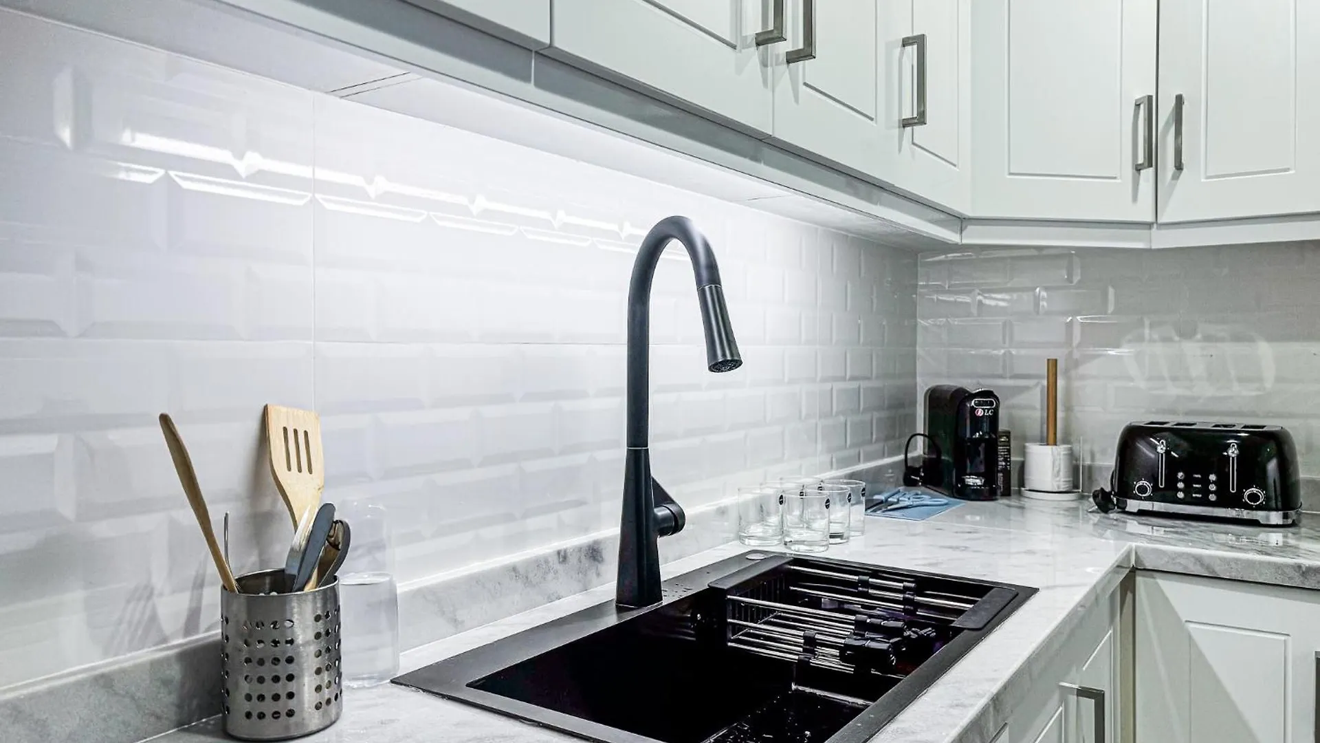 Dreamshoma -1B Spacious Apartment With A Lake View Dubai